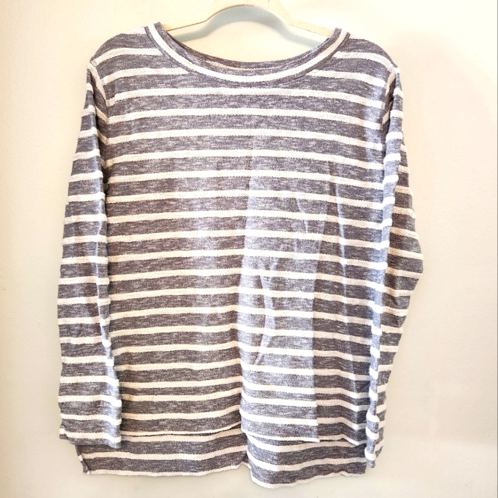 LOFT  Women’s Gray &white outlet lounge sweater .